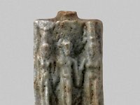 Aeg F 169  Aeg F 169, 26. Dynastie bis römische Zeit, Triade aus Isis, Horus und Nephtys, Fayence, H 2,1 cm, B 1,2 cm, T 0,5 cm : Bestandskatalog Ägypten, Museumsfoto: Claus Cordes